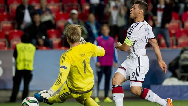 Kapitán Německa Kevin Volland (vpravo) střílí gól brankáři Dánska Jensenovi. Kapitán Německa Kevin Volland (vpravo) střílí gól brankáři Dánska Jensenovi.