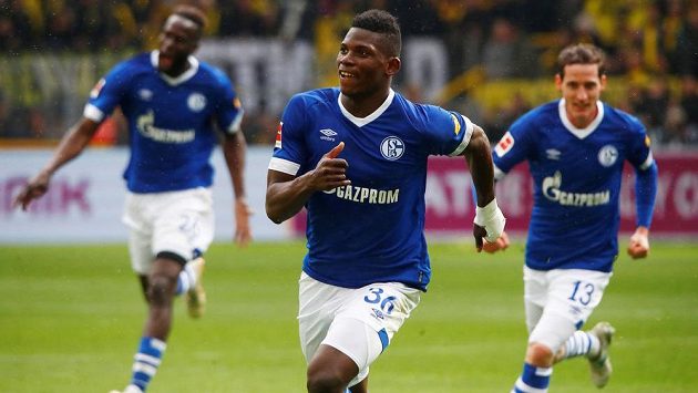 Breel Embolo (uprostřed) se spoluhráči ze Schalke slaví gól v derby proti Dortmundu. Breel Embolo (uprostřed) se spoluhráči ze Schalke slaví gól v derby proti Dortmundu.