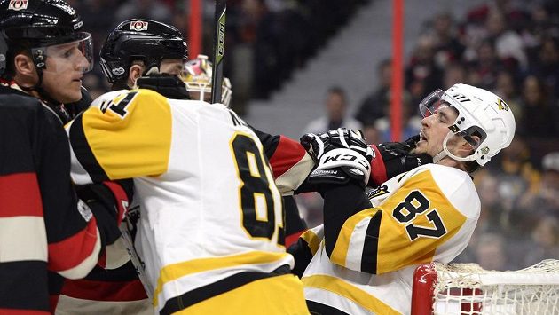 Hokejista Ottawy Senators Zack Smith (15) šel srovnat hvězdu Pittsburghu Sydneyho Crosbyho poté, co hvězda Tučňáků sekla soupeře a způsobila mu ošklivé zranění. Hokejista Ottawy Senators Zack Smith (15) šel srovnat hvězdu Pittsburghu Sydneyho Crosbyho poté, co hvězda Tučňáků sekla soupeře a způsobila mu ošklivé zranění.