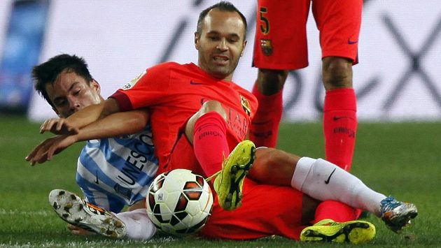 Záložník Barcelony Andrés Iniesta (vpravo) bojuje o míč s Juanpim z Málagy. Záložník Barcelony Andrés Iniesta (vpravo) bojuje o míč s Juanpim z Málagy.