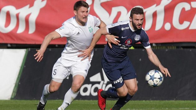 Zleva Pavel Dreksa z Karviné a Tomáš Zajíc ze Slovácka. Zleva Pavel Dreksa z Karviné a Tomáš Zajíc ze Slovácka.