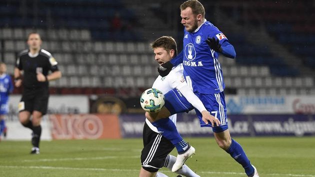 Zleva Pavel Dreksa z Karviné a Martin Sladký z Olomouce. Zleva Pavel Dreksa z Karviné a Martin Sladký z Olomouce.