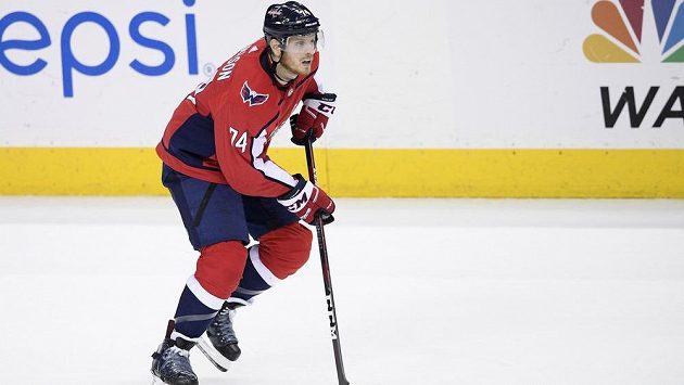 Hokejový obránce John Carlson i nadále bude oblékat dres Washingtonu. S Capitals podepsal osmiletý kontrakt. Hokejový obránce John Carlson i nadále bude oblékat dres Washingtonu. S Capitals podepsal osmiletý kontrakt.