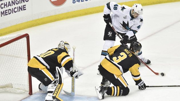 Útočník San Jose Tomáš Hertl (48) střílí gól brankáři Pittsburghu Mattu Murraymu. Útočník San Jose Tomáš Hertl (48) střílí gól brankáři Pittsburghu Mattu Murraymu.