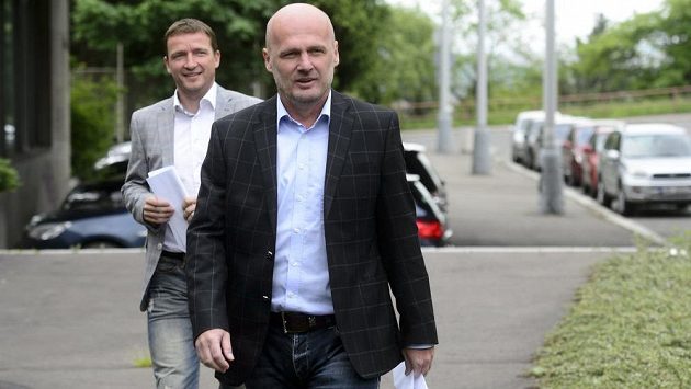 Trenér fotbalové reprezentace Michal Bílek (vpravo) a manažer mužstva Vladimír Šmicer před kvalifikačním utkáním s Itálií. Trenér fotbalové reprezentace Michal Bílek (vpravo) a manažer mužstva Vladimír Šmicer před kvalifikačním utkáním s Itálií.