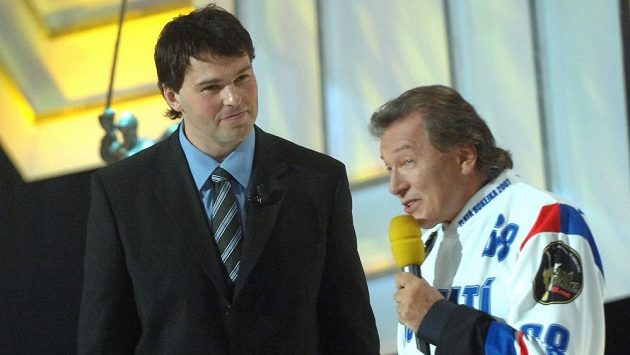 Jaromír Jágr a Karel Gott během Zlaté hokejky 2007 v Karlových Varech. Jaromír Jágr a Karel Gott během Zlaté hokejky 2007 v Karlových Varech.