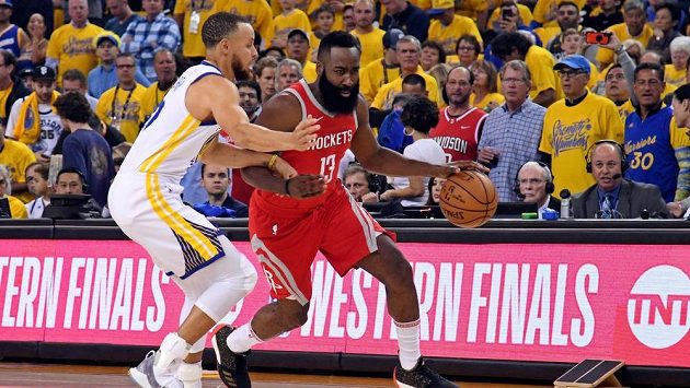 Stephen Curry (vlevo) z Golden State se snaží zastavit hvězdu Houstonu Jamese Hardena. Stephen Curry (vlevo) z Golden State se snaží zastavit hvězdu Houstonu Jamese Hardena.