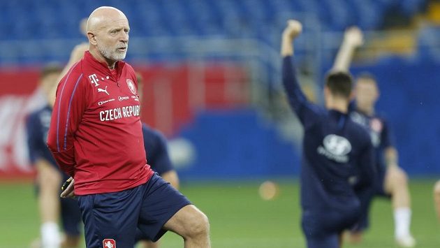 Karel Jarolím na tréninku přemýšlí, co bude platit na Rusko Karel Jarolím na tréninku přemýšlí, co bude platit na Rusko