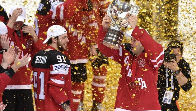 Kanaďan Jason Spezza s trofejí pro mistry světa. Kanaďan Jason Spezza s trofejí pro mistry světa.