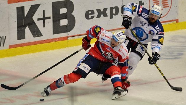 Petr Čáslava (vlevo) z Pardubic a Ryan Hollweg z Plzně. Petr Čáslava (vlevo) z Pardubic a Ryan Hollweg z Plzně.