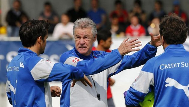 Trenér švýcarského národního týmu Hitzfeld uděluje na tréninku hráčům pokyny. Trenér švýcarského národního týmu Hitzfeld uděluje na tréninku hráčům pokyny.