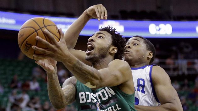 NBA - ilustrační snímek. James Young (vlevo) z Bostonu a Richaun Holmes z Philadelphie 76ers´. NBA - ilustrační snímek. James Young (vlevo) z Bostonu a Richaun Holmes z Philadelphie 76ers´.