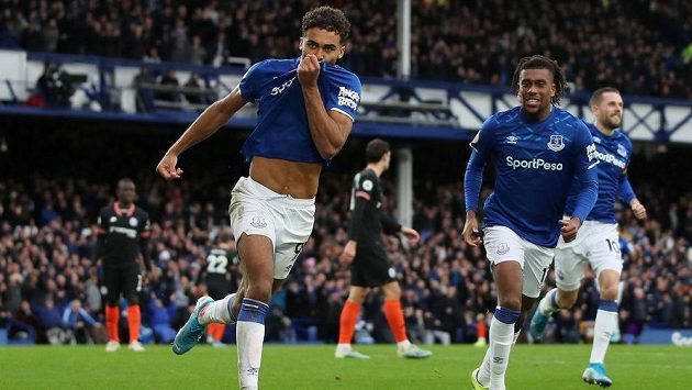 Evertonský Dominic Calvert-Lewin slaví gól proti Chelsea. Evertonský Dominic Calvert-Lewin slaví gól proti Chelsea.