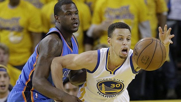 Hvězdu Golden State Stephena Curryho (vpravo) se snaží zastavit Dion Waiters z Oklahomy. Hvězdu Golden State Stephena Curryho (vpravo) se snaží zastavit Dion Waiters z Oklahomy.