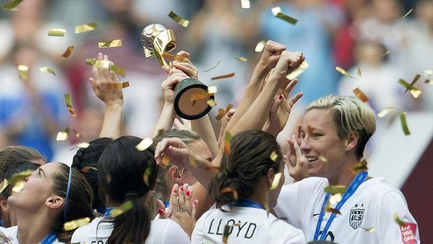 Americké fotbalistky slaví zisk zlatých medailí na mistrovství světa žen ve Vancouveru. Americké fotbalistky slaví zisk zlatých medailí na mistrovství světa žen ve Vancouveru.