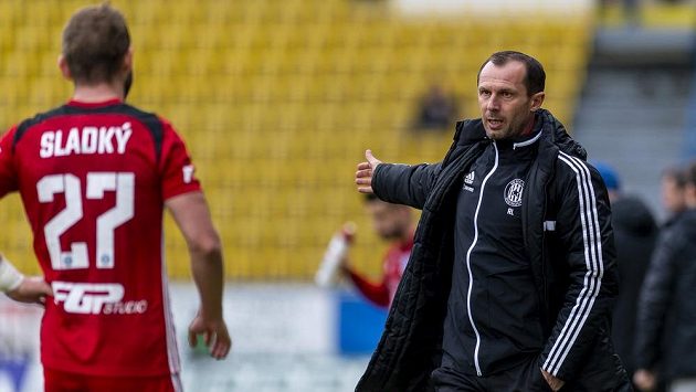 Zleva Martin Sladký z Olomouce a trenér Olomouce Radoslav Látal během utkání v Teplicích. Zleva Martin Sladký z Olomouce a trenér Olomouce Radoslav Látal během utkání v Teplicích.