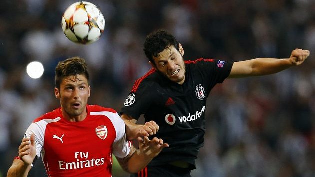 Pedro Franco z Besiktase Istanbul (vpravo) bojuje o míč s útočníkem Arsenalu Olivierem Giroudem v úvodním utkání play off Ligy mistrů. Pedro Franco z Besiktase Istanbul (vpravo) bojuje o míč s útočníkem Arsenalu Olivierem Giroudem v úvodním utkání play off Ligy mistrů.
