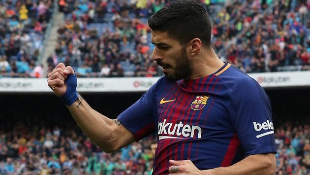 Barcelonský fotbalista Luis Suárez slaví gól v síti Valencie v utkání španělské ligy. Barcelonský fotbalista Luis Suárez slaví gól v síti Valencie v utkání španělské ligy.