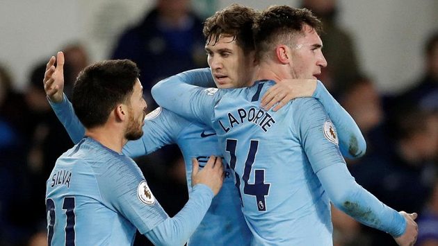 Fotbalisté Manchesteru City se radují z branky Fotbalisté Manchesteru City se radují z branky