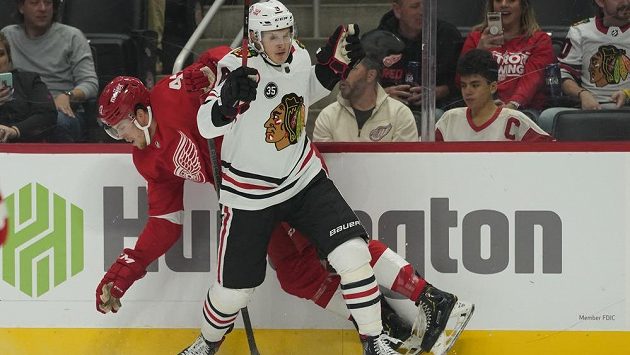 Útočník Chicaga Dominik Kubalík (8) přišpendlil v přípravě před NHL na mantinel obránce Detroitu Wyatta Newpowera. Útočník Chicaga Dominik Kubalík (8) přišpendlil v přípravě před NHL na mantinel obránce Detroitu Wyatta Newpowera.
