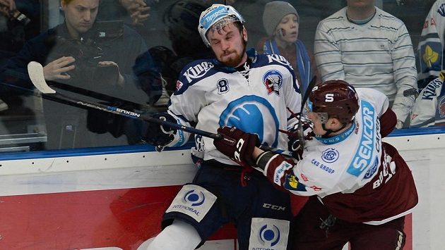 Zleva Branislav Kubka z Plzně a Jan Buchtele ze Sparty. Zleva Branislav Kubka z Plzně a Jan Buchtele ze Sparty.