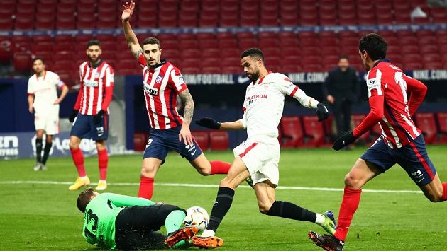Júsuf En-Nesjrí (v bílém) ze Sevilly při utkání s Atlétikem. Júsuf En-Nesjrí (v bílém) ze Sevilly při utkání s Atlétikem.