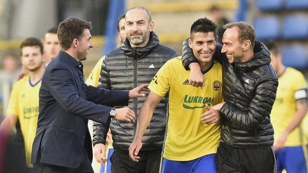 Zlínská radost! Zleva sportovní ředitel fotbalového klubu FC Fastav Zlín Zdeněk Grygera, masér Zlína Patrik Hučko, Zoran Gajič ze Zlína a trenér brankářů Zlína Otakar Novák po utkání s Mladou Boleslaví. Zlínská radost! Zleva sportovní ředitel fotbalového klubu FC Fastav Zlín Zdeněk Grygera, masér Zlína Patrik Hučko, Zoran Gajič ze Zlína a trenér brankářů Zlína Otakar Novák po utkání s Mladou Boleslaví.