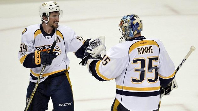 Brankář Pekka Rinne (vpravo) se raduje společně s obráncem Romanem Josim z vítězství v pátém zápase finále Západní konference NHl. Brankář Pekka Rinne (vpravo) se raduje společně s obráncem Romanem Josim z vítězství v pátém zápase finále Západní konference NHl.