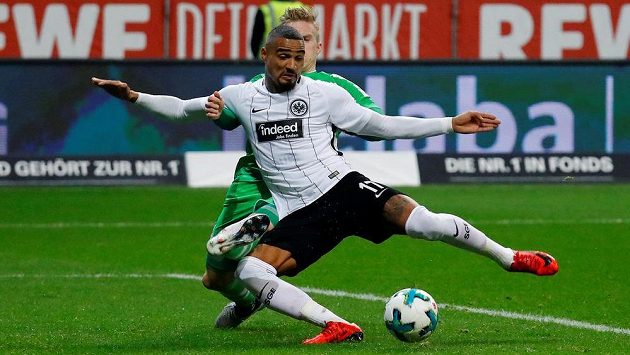 Kevin-Prince Boateng z Frankfurtu střílí první gól duelu. Kevin-Prince Boateng z Frankfurtu střílí první gól duelu.