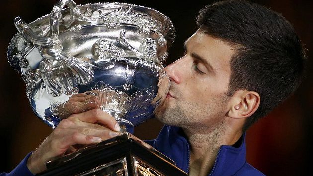 Srbský tenista Novak Djokovič s trofejí pro vítěze Australian Open. Srbský tenista Novak Djokovič s trofejí pro vítěze Australian Open.