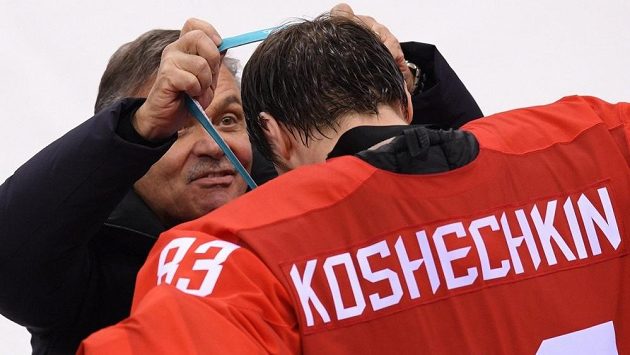 Prezident IIHF René Fasel předává na letošní zimní olympiádě v Pchjongčchangu zlatou medaili ruskému hokejovému brankáři Vasiliji Košečkinovi. Prezident IIHF René Fasel předává na letošní zimní olympiádě v Pchjongčchangu zlatou medaili ruskému hokejovému brankáři Vasiliji Košečkinovi.