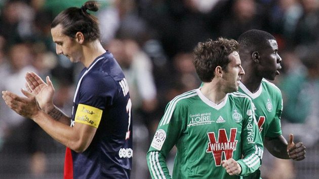 Útočník PSG Zlatan Ibrahimovic (vlevo) ironicky tleská gólu Benjamina Corgneta ze St. Etienne (uprostřed). Útočník PSG Zlatan Ibrahimovic (vlevo) ironicky tleská gólu Benjamina Corgneta ze St. Etienne (uprostřed).