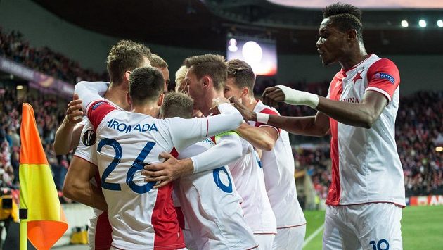 Fotbalisté Slavie oslavují gól na 1:0 proti Maccabi Tel Aviv. Fotbalisté Slavie oslavují gól na 1:0 proti Maccabi Tel Aviv.
