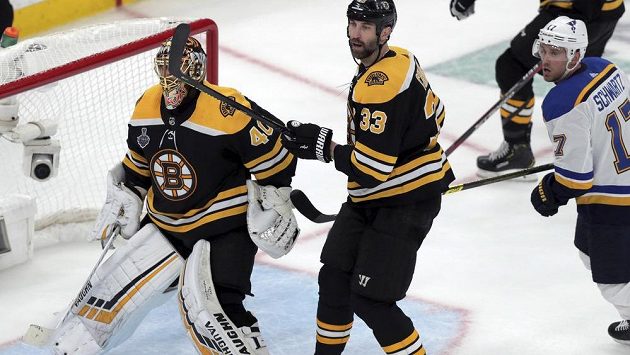 Zdeno Chára (uprostřed) během prvního finálového zápasu mezi Bostonem Bruins a St. Louis Blues. Na fotografii také Tuukka Rask (gólman) a Jaden Schwartz. Zdeno Chára (uprostřed) během prvního finálového zápasu mezi Bostonem Bruins a St. Louis Blues. Na fotografii také Tuukka Rask (gólman) a Jaden Schwartz.