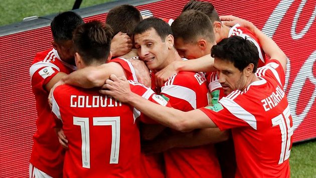 Ruské veselí. Fotbalisté Ruska šli v zahajovacím utkání mistrovství světa proti Saúdské Arábii rychle do vedení. Ruské veselí. Fotbalisté Ruska šli v zahajovacím utkání mistrovství světa proti Saúdské Arábii rychle do vedení.