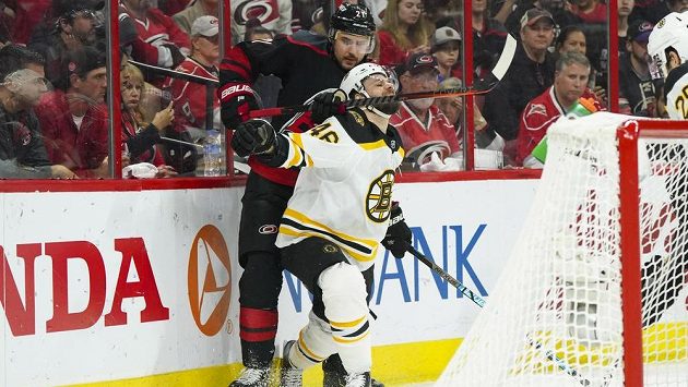 Hokejový útočník Bostonu David Krejčí (46) čelí drsnému ataku Nina Niederreitera z Caroliny Hurricanes v utkání play off NHL. Hokejový útočník Bostonu David Krejčí (46) čelí drsnému ataku Nina Niederreitera z Caroliny Hurricanes v utkání play off NHL.