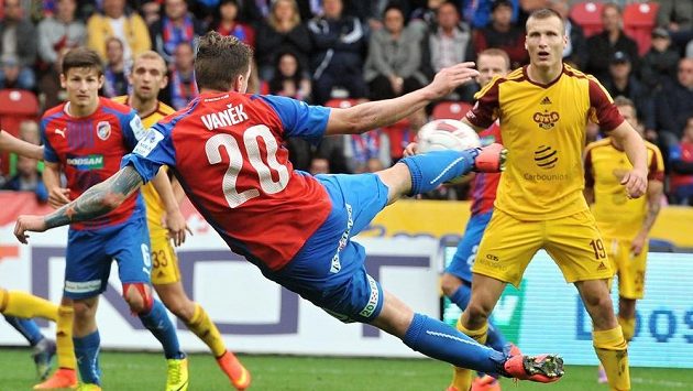 Plzeňský Ondřej Vaněk střílí proti Dukle. Plzeňský Ondřej Vaněk střílí proti Dukle.
