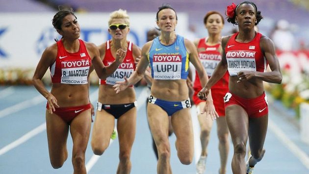 Lenka Masná (druhá zleva) dobíhá do cíle semifinálového běhu na 800 metrů. Lenka Masná (druhá zleva) dobíhá do cíle semifinálového běhu na 800 metrů.
