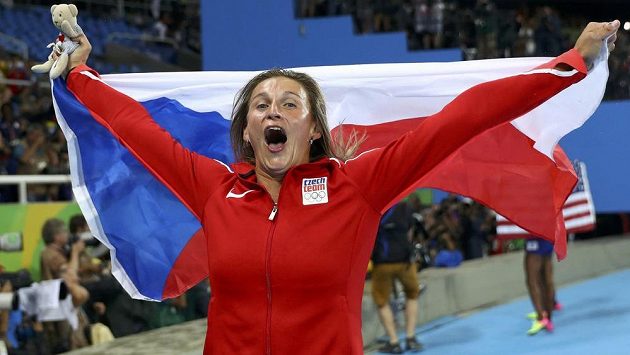 Oštěpařka Barbora Špotáková se raduje ze zisku bronzové medaile na OH v Riu. Oštěpařka Barbora Špotáková se raduje ze zisku bronzové medaile na OH v Riu.