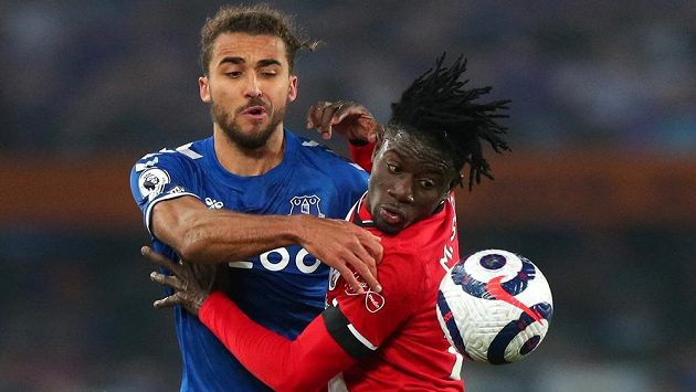 Dominic Calvert-Lewin (vlevo) z Evertonu v souboji o míč s Mohammedem Salisuem ze Southamptonu. Dominic Calvert-Lewin (vlevo) z Evertonu v souboji o míč s Mohammedem Salisuem ze Southamptonu.