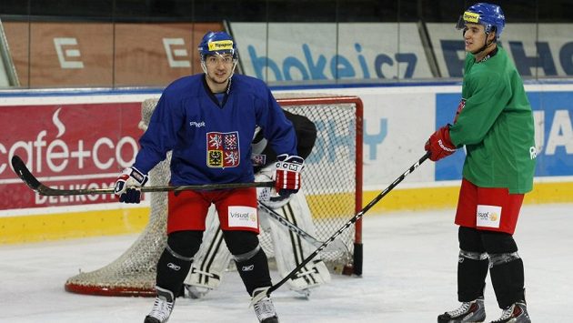 Útočník Jan Kovář (vlevo) ve službách Magnitogorsku na tréninku české hokejové reprezentace. Útočník Jan Kovář (vlevo) ve službách Magnitogorsku na tréninku české hokejové reprezentace.