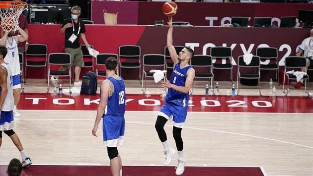 Český basketbalista Tomáš Satoranský s míčem během tréninku v dějišti OH. Český basketbalista Tomáš Satoranský s míčem během tréninku v dějišti OH.