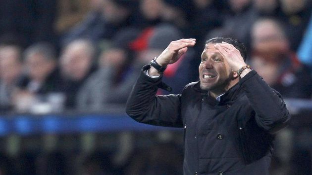 Kouč Atlétika Diego Simeone gestikuluje během osmifinále Ligy mistrů proti Leverkusenu. Kouč Atlétika Diego Simeone gestikuluje během osmifinále Ligy mistrů proti Leverkusenu.