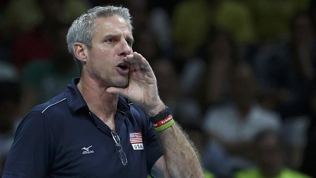 Trenér amerických volejbalistek Karch Kiraly, kdysi sám velmi úspěšný hráč. Trenér amerických volejbalistek Karch Kiraly, kdysi sám velmi úspěšný hráč.