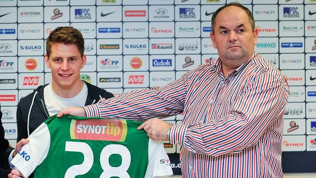 Majitel fotbalového klubu FK Baumit Jablonec Miroslav Pelta spolu s Lukášem Masopustem (vlevo), který se stal novou posilou klubu. Majitel fotbalového klubu FK Baumit Jablonec Miroslav Pelta spolu s Lukášem Masopustem (vlevo), který se stal novou posilou klubu.