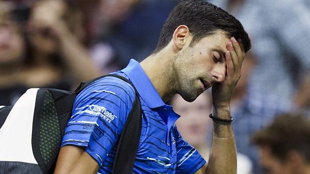 Zničený srbský tenista Novak Djokovič vzdal osmifinále US Open. Zničený srbský tenista Novak Djokovič vzdal osmifinále US Open.