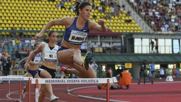 V závodu na 400 metrů překážek na Memoriálu Josefa Odložila bojují česká běžkyně Zuzana Hejnová a Wenda Nelová z Jihoafrické republiky. V závodu na 400 metrů překážek na Memoriálu Josefa Odložila bojují česká běžkyně Zuzana Hejnová a Wenda Nelová z Jihoafrické republiky.