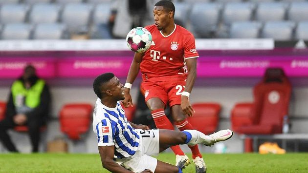 David Alaba (vpravo) z Bayernu v souboji s Jhonem Cordóbou z Herty Berlín. David Alaba (vpravo) z Bayernu v souboji s Jhonem Cordóbou z Herty Berlín.
