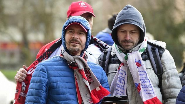 Fanoušci Olomouce před stadionem, kde jejich tým hrál v úterý se Zlínem zápas druhého předkola play off. Fanoušci Olomouce před stadionem, kde jejich tým hrál v úterý se Zlínem zápas druhého předkola play off.