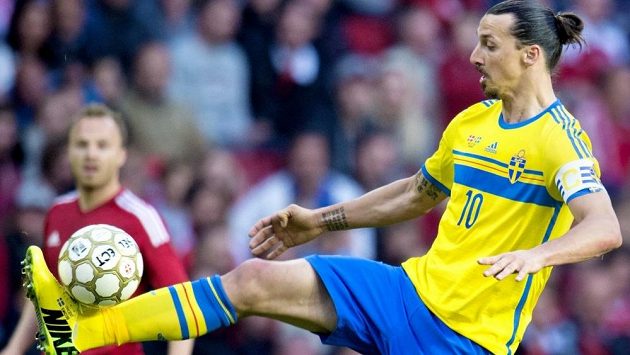 Švédský kanonýr Zlatan Ibrahimovic v utkání proti Dánsku. Švédský kanonýr Zlatan Ibrahimovic v utkání proti Dánsku.